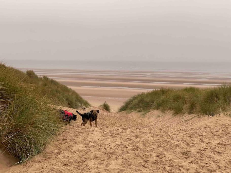 Formby, Spacious True Bungalow Steps From Beach Ngoại thất bức ảnh