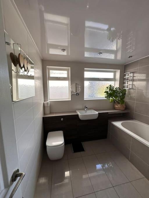 Formby, Spacious True Bungalow Steps From Beach Ngoại thất bức ảnh